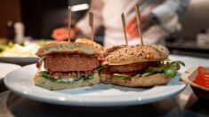 Suède : une enseigne vend un burger végan saveur « viande humaine »