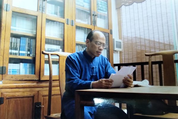 Photo non datée de M. Wu Mingneng lorsqu'il enseignait à Sichuan, en Chine. (Avec l'aimable autorisation de M. Wu Mingneng)