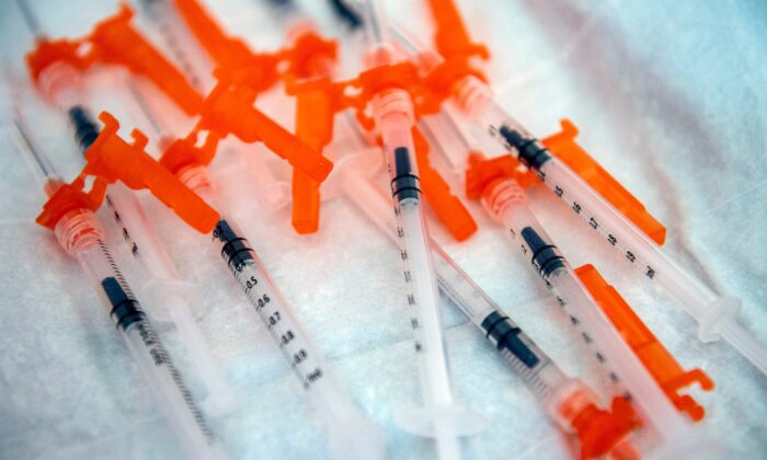 Seringues contenant le vaccin Covid de Moderna à Needham, Massachusetts, le 21 juin 2022. (Joseph Prezioso/AFP via Getty Images)
