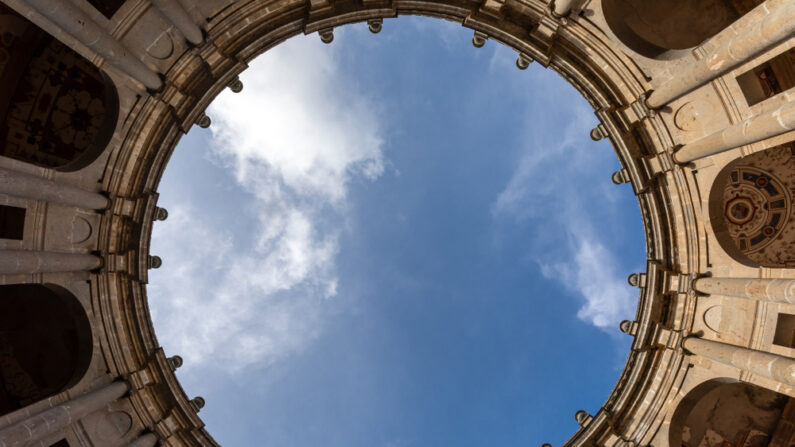 Le diamètre de la cour est de 6,4 mètres, comme sa hauteur, créant des proportions harmonieuses que l'on peut ressentir lorsqu'on se trouve dans l'espace. L'ouverture circulaire située au-dessus, appelée oculus dans l'Antiquité, offre une vue sur le ciel. (Claudio Bottoni/Shutterstock)