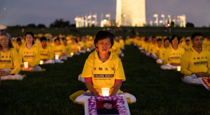 Veillée aux chandelles au Washington Monument qui mobilise plus d’un millier de pratiquants de Falun Gong, le 21 juillet 2022. (Samira Bouaou/Epoch Times)