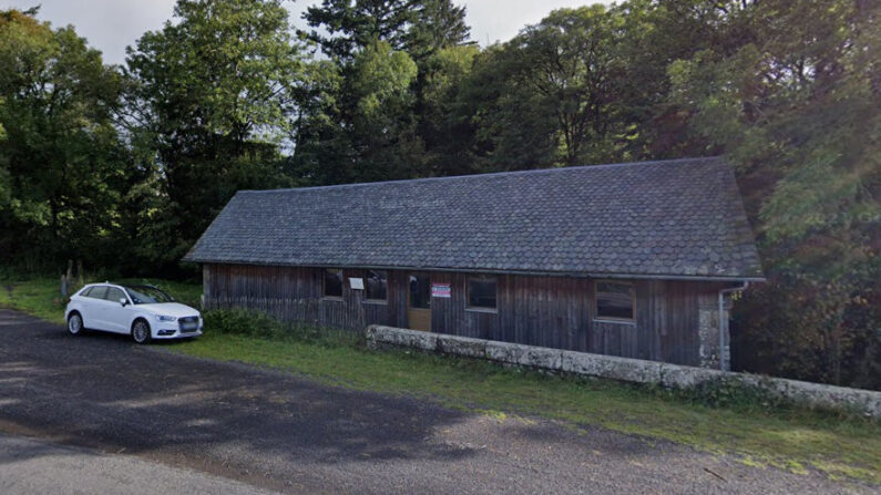 Cette ancienne scierie de La Tour-d'Auvergne (Puy-de-Dôme) est maintenant un atelier boutique pour les galoches du Cantal. (Capture d'écran/Google Maps)
