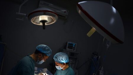 Un nouveau rapport expose comment les organes transplantés en Chine proviennent probablement de personnes vivantes