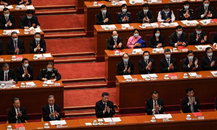 Les dirigeants et délégués chinois, lors de la session de clôture de l’Assemblée nationale populaire (ANP), une formalité obligatoire, au Grand Hall du peuple à Pékin, le 11 mars 2022. (Photo par LEO RAMIREZ/AFP via Getty Images)