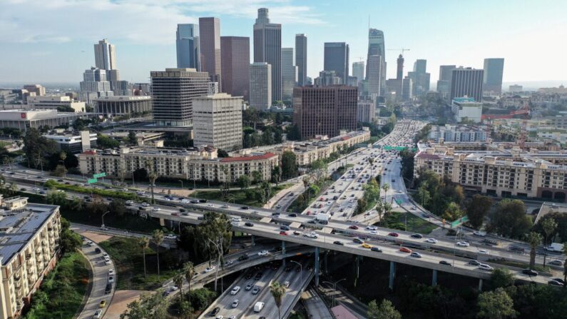 Vue aérienne près du centre-ville de Los Angeles, en Californie, le 4 avril 2022. (Mario Tama/Getty Images)