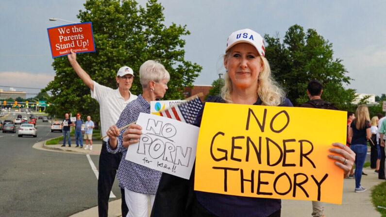 Manifestation contre la politique pro-transgenre menée par le conseil scolaire du comté de Fairfax devant l'école Luther Jackson Middle School à Falls Church, en Virginie, le 16 juin 2022. (Terri Wu/Epoch Times)