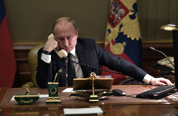Le Président russe Vladimir Poutine en conversation téléphonique. (Photo : ALEXEY NIKOLSKY/AFP via Getty Images)