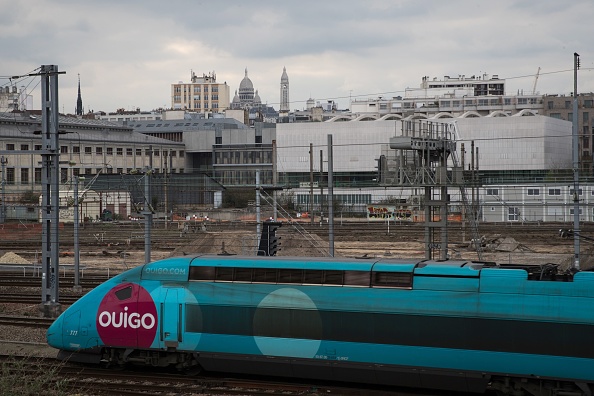 TGV low-cost "Ouigo" arrivant à la gare de l'Est à Paris.  (JOEL SAGET/AFP via Getty Images)
