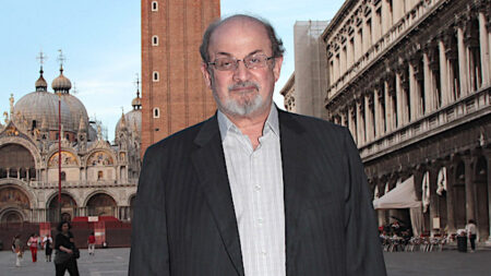 Salman Rushdie auteur des « Versets sataniques » poignardé lors d’une conférence dans l’État de New York