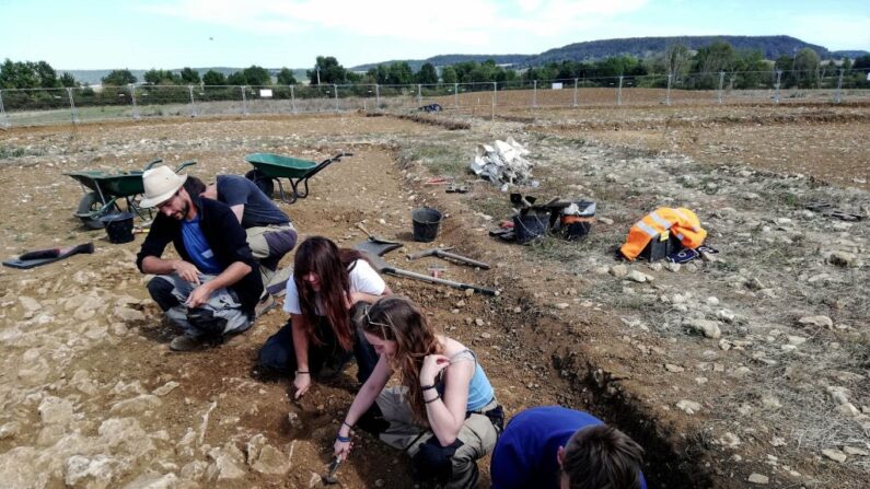 Des archéologues effectuent des fouilles sur le site antique d'un monument funéraire celtique nommé "Dame de Vix", près du Mont Lassois à Vix, en Bourgogne, le 18 septembre 2019. (photo JULIETTE COLLEN/AFP via Getty Images)