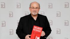 Les ventes des « Versets sataniques » en hausse après l’attaque contre Salman Rushdie