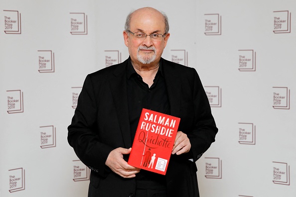 Les ventes des "Versets sataniques" en hausse après l'attaque contre Salman Rushdie