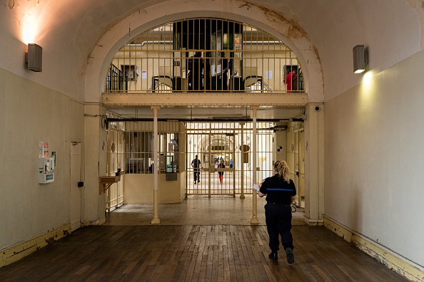 Couloir de la prison de Fresnes. (Photo : JOEL SAGET/AFP via Getty Images)
