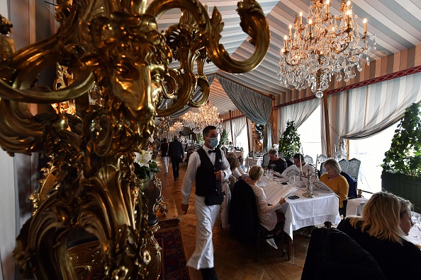 Des clients déjeunent au restaurant "Les Grands Buffets". (GEORGES GOBET/AFP via Getty Images)