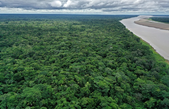 Vue aérienne du fleuve Amazone la Colombie le 20 novembre 2020. Photo de RAUL ARBOLEDA/AFP via Getty Images.