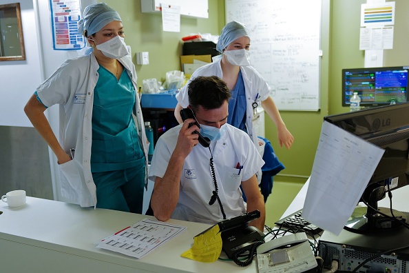 Le personnel médical au CHU Pasteur de Nice, dans le sud-est de la France.  (VALERY HACHE/AFP via Getty Images)
