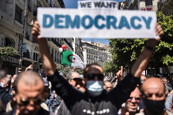 Manifestation anti-gouvernementale organisée par des étudiants à Alger le 20 avril 2021. (Photo : RYAD KRAMDI/AFP via Getty Images)