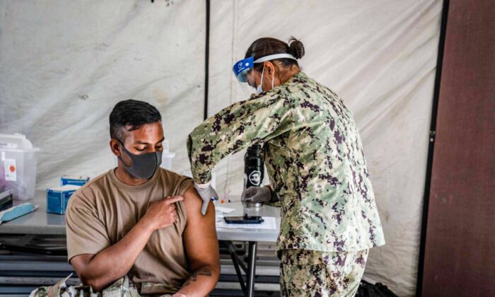 Un soldat américain vacciné avec une dose de Moderna Covid-19 au Camp Foster à Ginowan, au Japon, le 28 avril 2021. (Carl Court/Getty Images)