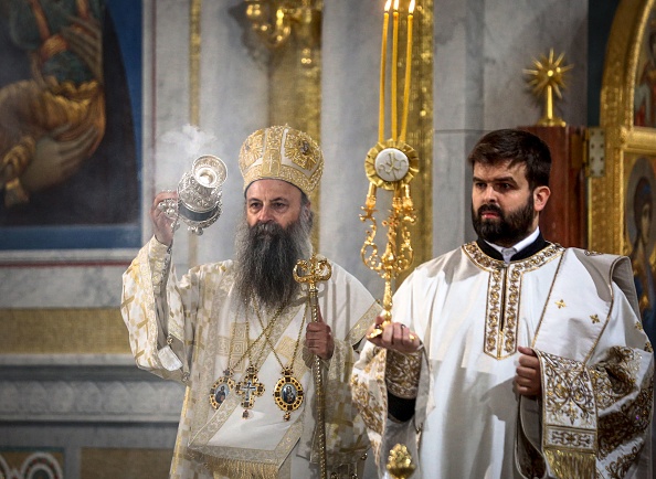 Le patriarche serbe Porfirije dirige un service de Pâques orthodoxe à l'église Saint-Sava de Belgrade, en Serbie, le 2 mai 2021. Photo OLIVER BUNIC/AFP via Getty Images.