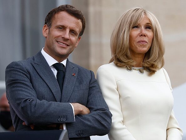 Le président français Emmanuel Macron et son épouse Brigitte Macron.  (IAN LANGSDON/POOL/AFP via Getty Images)