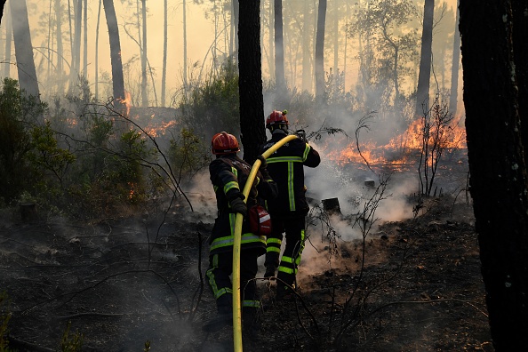 Des pompiers mobilisés sur un feu de forêt. (Photo : NICOLAS TUCAT/AFP via Getty Images)