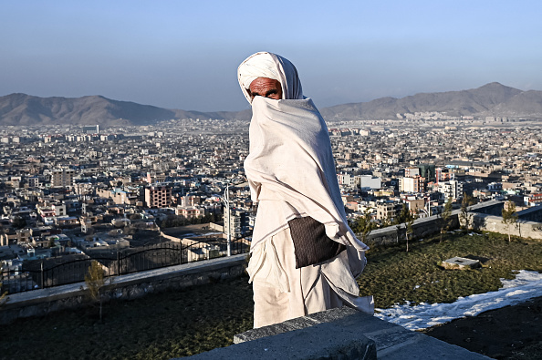 Un Afghan marche le long d'un chemin sur la colline de Wazir Akbar Khan à Kaboul le 31 janvier 2022. Photo de MOHD RASFAN/AFP via Getty Images.