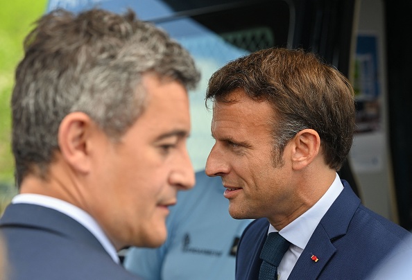 Le président Emmanuel Macron et le ministre de l'Intérieur Gérald Darmanin.      (CAROLINE BLUMBERG/POOL/AFP via Getty Images)