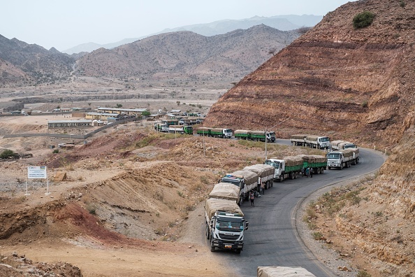 Ethiopie: le ventre vide, des Afar regardent passer les camions d'aide vers le Tigré
