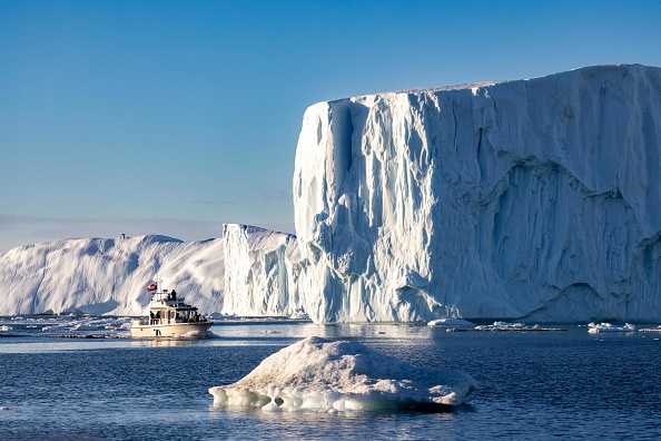 Un bateau manœuvre parmi des icebergs flottant dans la baie de Disko, à Ilulissat, dans l'ouest du Groenland, le 30 juin 2022. Photo par ODD ANDERSEN/AFP via Getty Images.