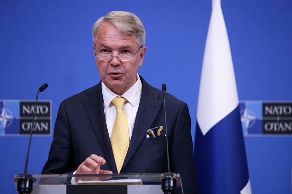 Le ministre finlandais des Affaires étrangères, Pekka Haavisto, donne une conférence de presse après la signature des protocoles d'adhésion de la Finlande et de la Suède au siège de l'OTAN à Bruxelles, le 5 juillet 2022.  (Photo : KENZO TRIBOUILLARD/AFP via Getty Images)