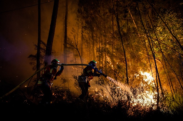 Les soldats du feu toujours sur le terrain pour combattre les incendies en cours. (Photo : SYLVAIN THOMAS/AFP via Getty Images)