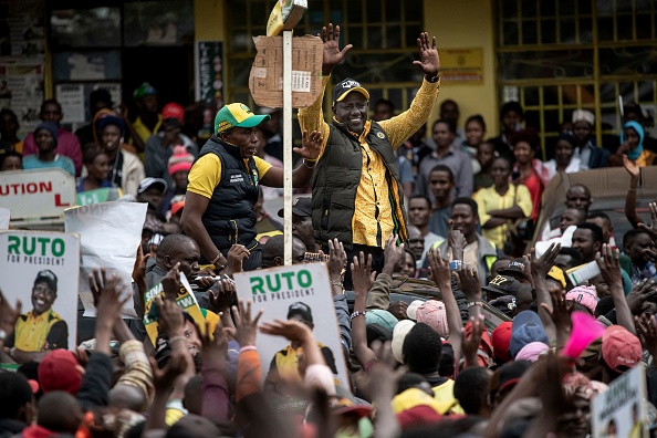 -Porte-drapeau présidentiel de la coalition politique Kenya Kwanza, également vice-président du Kenya, William Ruto salue une foule de partisans de sa coalition. Photo de Tony KARUMBA / AFP via Getty Images.