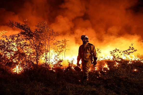 Les pompiers luttent actuellement en France contre de nouveaux brasiers. (Photo : THIBAUD MORITZ/AFP via Getty Images)