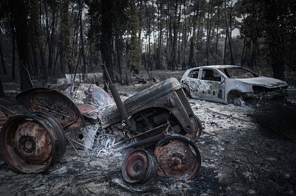 Un tracteur et une voiture brûlés dans une forêt ravagée par un feu de forêt près de Pyla sur Mer en Gironde, le 23 juillet 2022. (Photo : PHILIPPE LOPEZ/AFP via Getty Images)