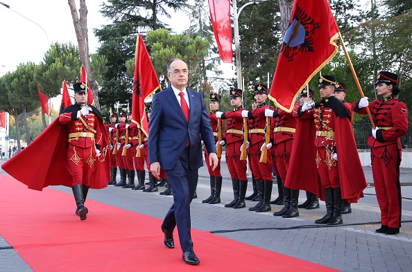 Le président albanais nouvellement élu Bajram Begaj lors de la cérémonie d'investiture présidentielle à Tirana le 24 juillet 2022. Photo de GENT SHKULLAKU/AFP via Getty Images.
