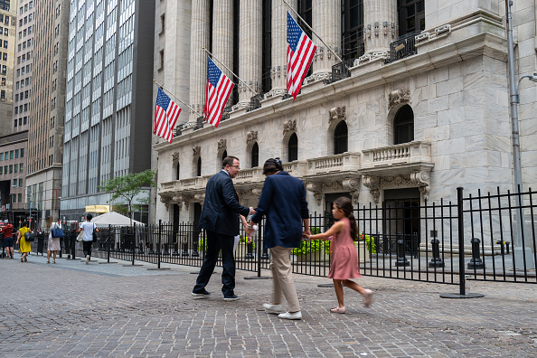 Les gens marchent à l'extérieur de la Bourse de New York le 25 juillet 2022. Photo de Spencer Platt/Getty Images.