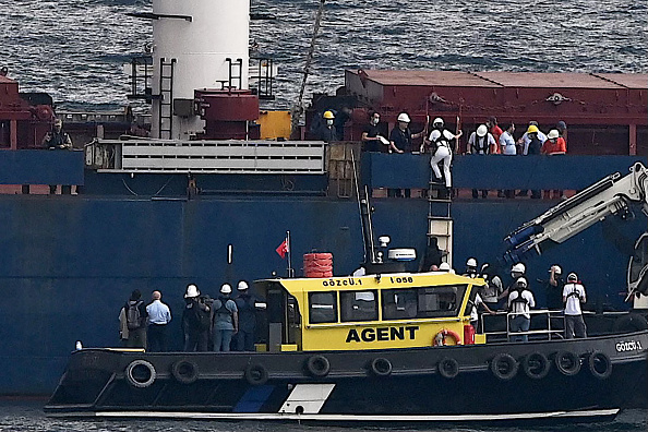 Une délégation d'inspection monte à bord du cargo Razoni, transportant 26 000 tonnes de maïs en provenance d'Ukraine, au large d'Istanbul, le 3 août 2022. Photo par OZAN KOSE/AFP via Getty Images.