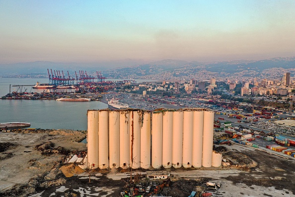 Cette vue aérienne montre les silos à grains endommagés du port de la capitale libanaise Beyrouth, le 3 août 2022. Photo par -/AFP via Getty Images.