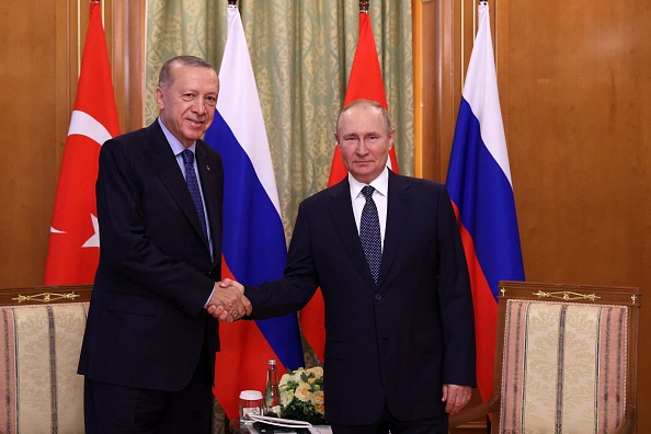 Le président russe Vladimir Poutine serre la main du président turc Recep Tayyip Erdogan lors d'une réunion à Sochi, le 5 août 2022. (Photo : VYACHESLAV PROKOFYEV/POOL/AFP via Getty Images)