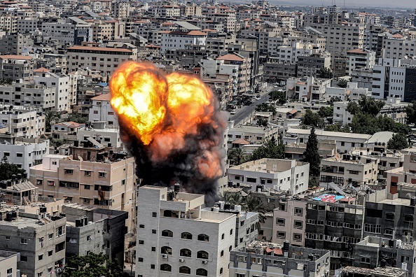 Une boule de feu éclate à la suite d'une frappe aérienne israélienne sur un bâtiment de la ville de Gaza le 6 août 2022. Photo par ASHRAF AMRA/AFP via Getty Images.