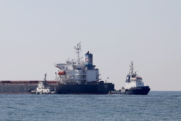 -Le navire Glory des Îles Marshall transportant 66 000 tonnes de maïs quitte le port ukrainien de Chornomorsk le 7 août 2022. Photo par OLEKSANDR GIMANOV/AFP via Getty Images.