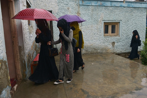 Des jeunes filles arrivent dans une école secrète en Afghanistan. Photo par AHMAD SAHEL ARMAN/ AFP via Getty Images.