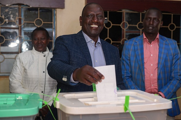 Le vice-président du Kenya et candidat à la présidence William Ruto vote à l'école primaire de Kosachei, le 9 août 2022. Photo de SIMON MAINA/AFP via Getty Images.