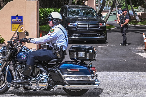 Des agents du Service Secret sont vus devant la maison de l'ancien président Donald Trump à Mar-A-Lago à Palm Beach, en Floride, le 9 août 2022.(Photo : GIORGIO VIERA/AFP via Getty Images)