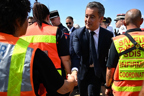 Gérald Darmanin rencontre des pompiers à Mostuejouls, dans l'Aveyron, le 10 août 2022. (Photo : LIONEL BONAVENTURE/AFP via Getty Images)