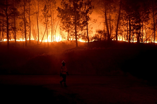 Un incendie de forêt qui s'est déclaré le 6 août fait rage de nouveau dans le parc naturel de la Serra da Estrela. Photo de PATRICIA DE MELO MOREIRA/AFP via Getty Images.