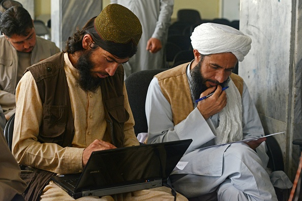 -Le taliban Gul Agha Jalali assiste à un cours d'informatique au ministère des Transports et de l'Aviation civile à Kaboul le 5 juin 2022. Photo par AHMAD SAHEL ARMAN/AFP via Getty Images.