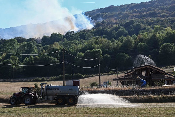 Un feu de forêt fait rage près de Cernon, dans le Jura, le 11 août 2022.  (Photo : JEAN-PHILIPPE KSIAZEK/AFP via Getty Images)