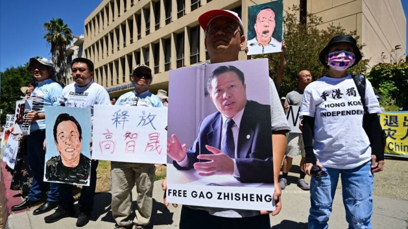 Manifestation organisée pour demander la libération immédiate de l'avocat des droits de l'homme Gao Zhisheng à l'occasion du 5e anniversaire de son arrestation, devant le consulat de Chine à Los Angeles, en Californie, le 13 août 2022. Depuis 2005, Gao a régulièrement été enlevé, torturé, assigné à résidence pour avoir défendu et documenté des dossiers sensibles des droits de l'homme. En 2009, sa femme Geng He a fui la Chine pour les États-Unis après avoir été harcelée et maltraitée par le régime chinois. (FREDERIC J. BROWN/AFP via Getty Images) 