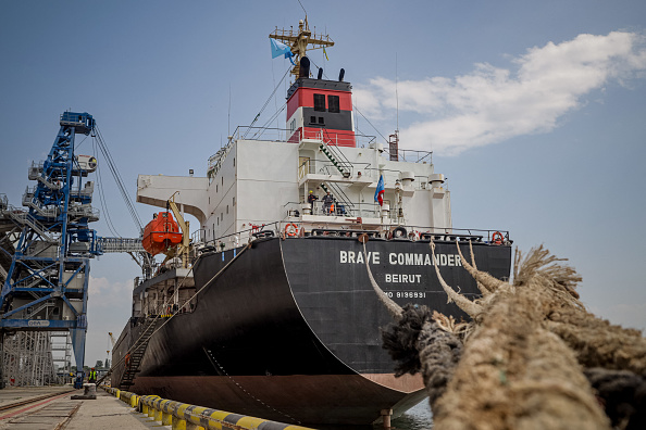 Le premier navire affrété par l'ONU, le MV Brave Commander, charge plus de 23 000 tonnes de céréales à exporter vers l'Éthiopie, à Yuzhne, à l'est d'Odessa, sur la côte de la mer Noire, le 14 août 2022. Photo par OLEKSANDR GIMANOV/AFP via Getty Images.